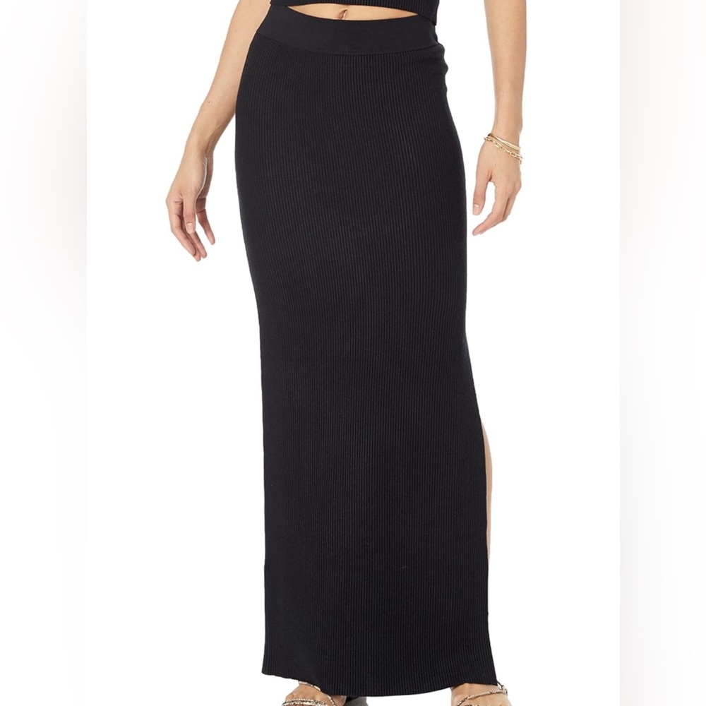 Elegant Black Ribbed Skirt - Picture 2 of 10